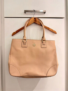 Tory Burch Robinson East West Tote In Sand